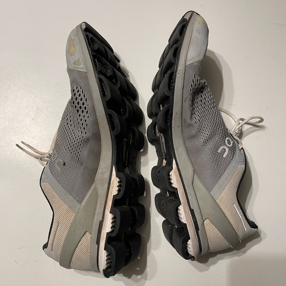 On Cloud Cloudsurfer Men’s Size 11.5 Light Gray Running Shoes Small Flaws - Picture 7 of 9